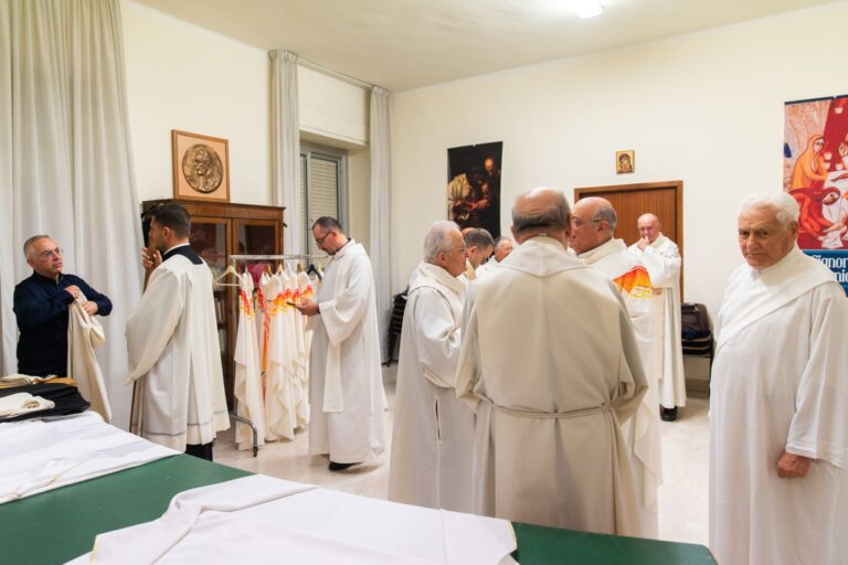 I sacerdoti si preparano in sacrestia – Chiesa Buon Pastore, Bari, 29 settembre 2026