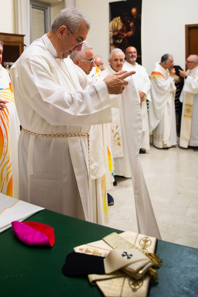 Un sacerdote si prepara in sacrestia – Chiesa Buon Pastore, Bari, 29 settembre 2026