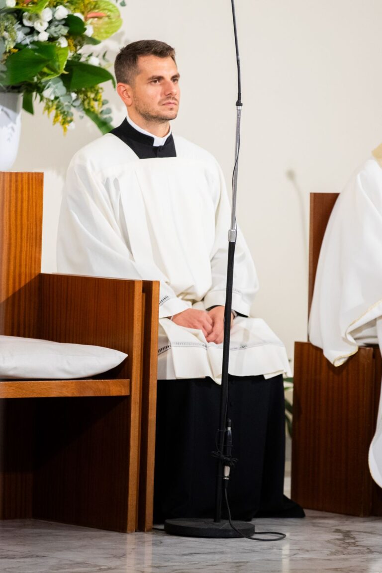 Un ministrante durante la celebrazione – Chiesa Buon Pastore, Bari, 29 settembre 2026