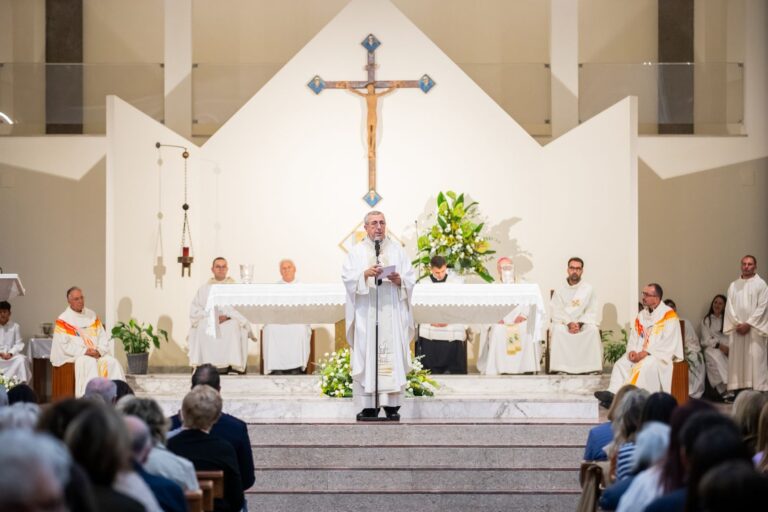 L’altare e il presbiterio durante l’omelia – Chiesa Buon Pastore, Bari, 29 settembre 2026