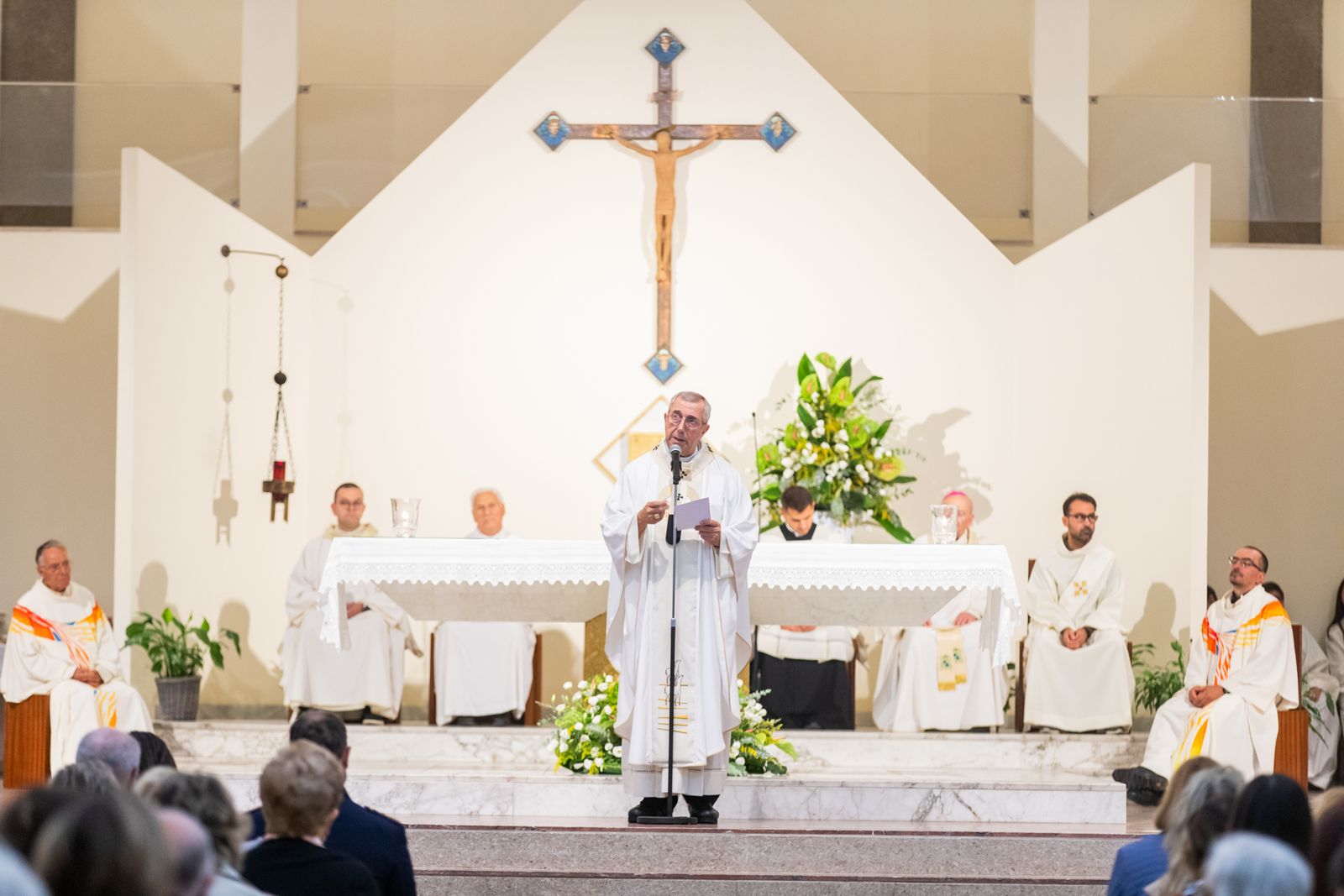 L’altare e il presbiterio durante l’omelia – Chiesa Buon Pastore, Bari, 29 settembre 2026