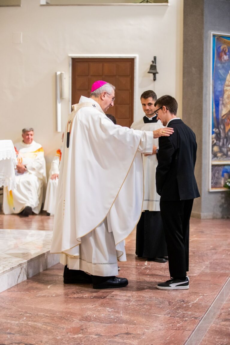 Un momento di consegna davanti all’altare – Chiesa Buon Pastore, Bari, 29 settembre 2026