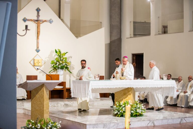 La preparazione dell’altare – Chiesa Buon Pastore, Bari, 29 settembre 2026