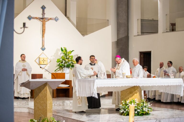 La preparazione dell’altare – Chiesa Buon Pastore, Bari, 29 settembre 2026