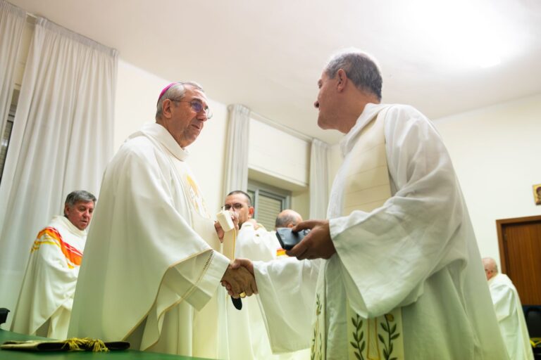 Il saluto tra i sacerdoti – Chiesa Buon Pastore, Bari, 29 settembre 2026