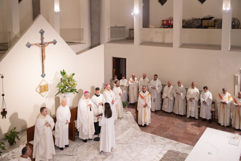 I concelebranti nel presbiterio – Chiesa Buon Pastore, Bari, 29 settembre 2026