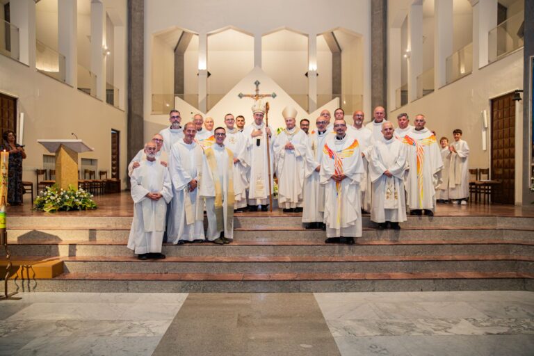 I sacerdoti riuniti attorno all’altare – Chiesa Buon Pastore, Bari, 29 settembre 2026