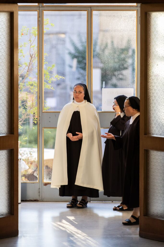 Le suore alla porta a vetri della chiesa prima della Messa – Professione perpetua, Parrocchia Buon Pastore, Bari, 26 settembre 2026