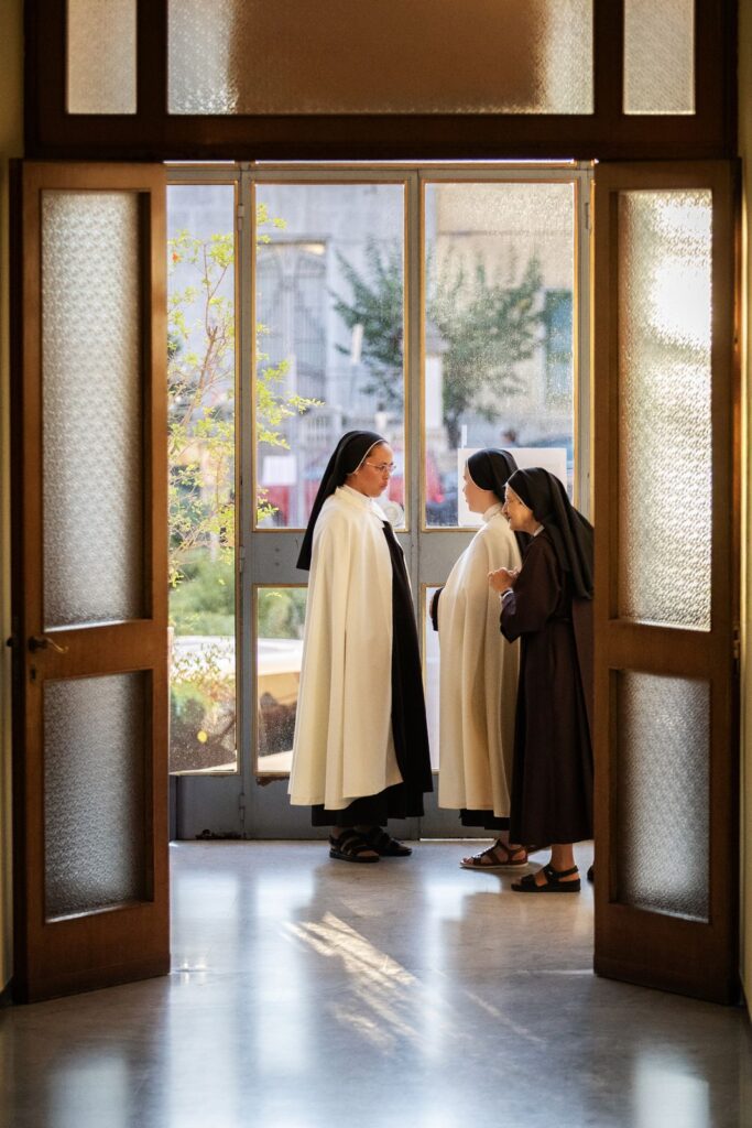 Suore sulla soglia della chiesa prima della celebrazione – Professione perpetua, Parrocchia Buon Pastore, Bari, 26 settembre 2026