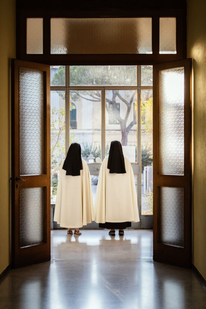 Le due suore sulla soglia della chiesa, viste di spalle – Professione perpetua, Parrocchia Buon Pastore, Bari, 26 settembre 2026