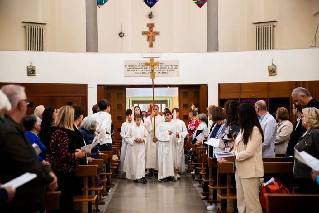 La processione d'ingresso lungo la navata tra i fedeli – Professione perpetua, Parrocchia Buon Pastore, Bari, 26 settembre 2026