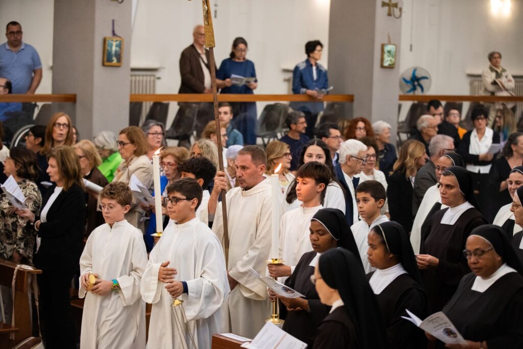 L'assemblea in piedi con i ministranti e le suore – Professione perpetua, Parrocchia Buon Pastore, Bari, 26 settembre 2026
