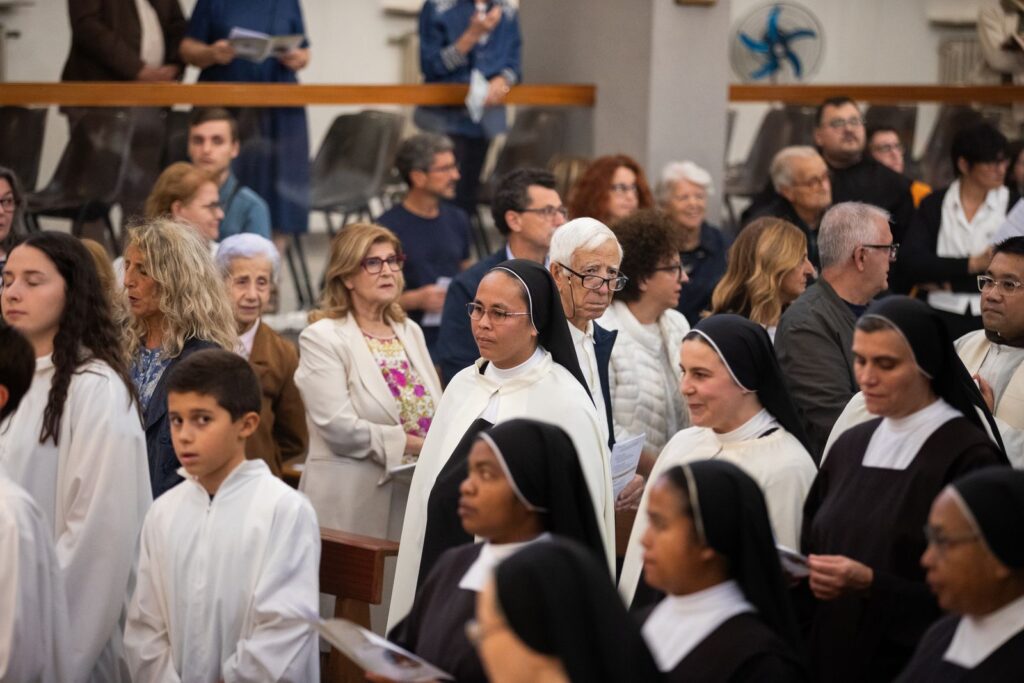 Fedeli, ragazzi e suore tra i banchi durante la celebrazione – Professione perpetua, Parrocchia Buon Pastore, Bari, 26 settembre 2026