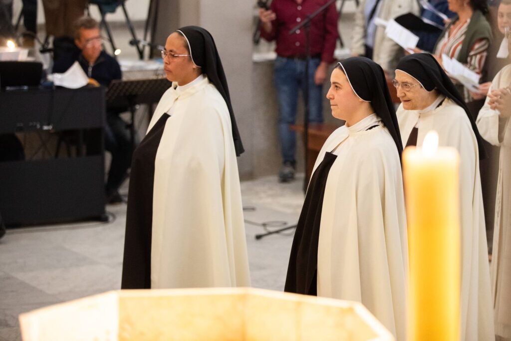 Le suore accanto al cero durante la celebrazione – Professione perpetua, Parrocchia Buon Pastore, Bari, 26 settembre 2026