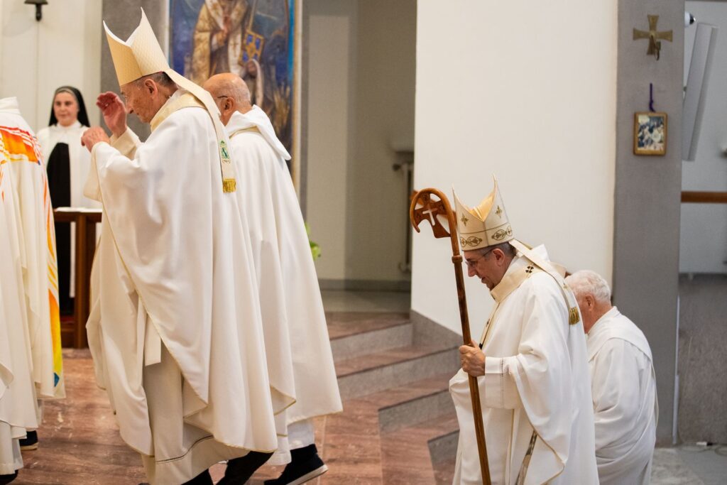 L’Arcivescovo con il pastorale all'ingresso nel presbiterio – Professione perpetua, Parrocchia Buon Pastore, Bari, 26 settembre 2026