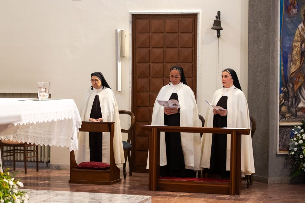 Le tre suore agli inginocchiatoi davanti all'altare – Professione perpetua, Parrocchia Buon Pastore, Bari, 26 settembre 2026
