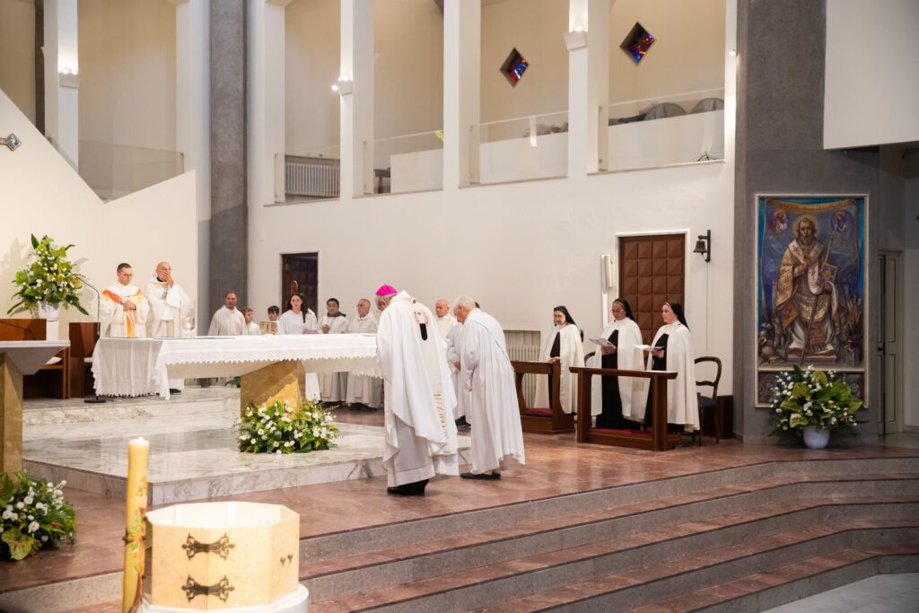 Il presbiterio con l’Arcivescovo e i sacerdoti concelebranti – Professione perpetua, Parrocchia Buon Pastore, Bari, 26 settembre 2026