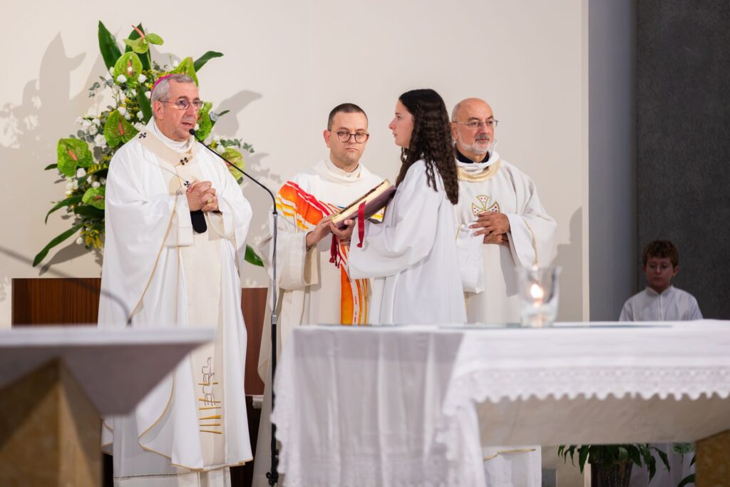 Sacerdoti all'altare con una giovane lettrice – Professione perpetua, Parrocchia Buon Pastore, Bari, 26 settembre 2026