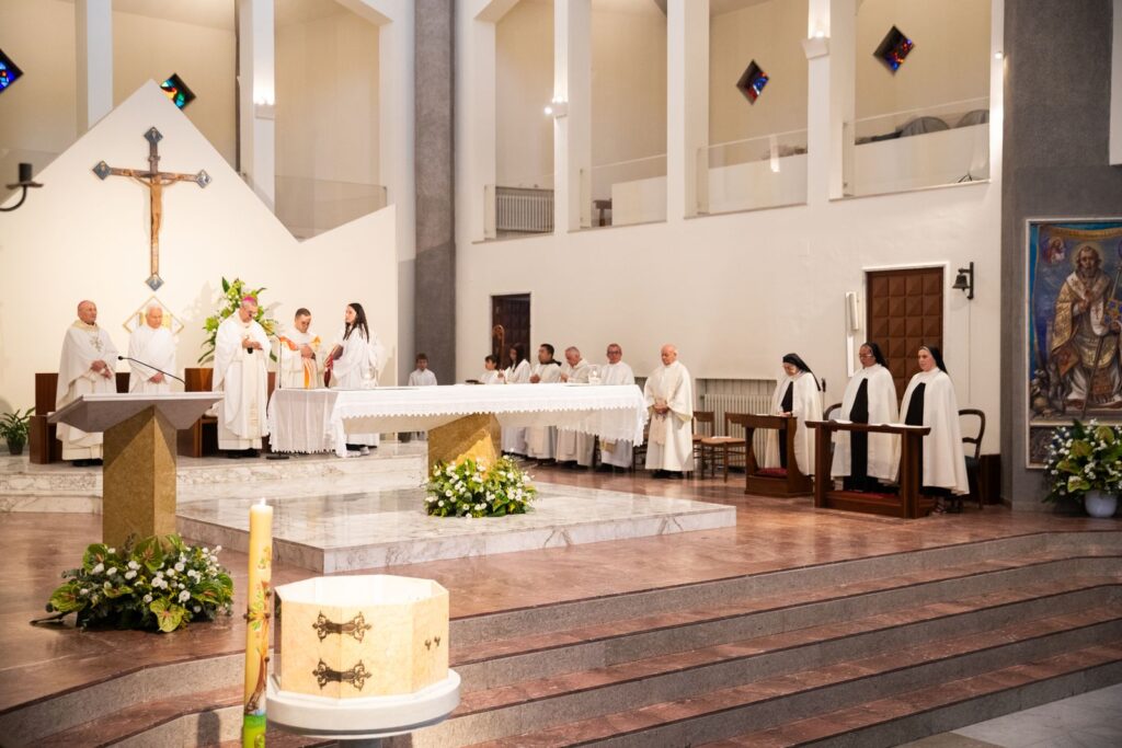 Il presbiterio durante la liturgia – Professione perpetua, Parrocchia Buon Pastore, Bari, 26 settembre 2026