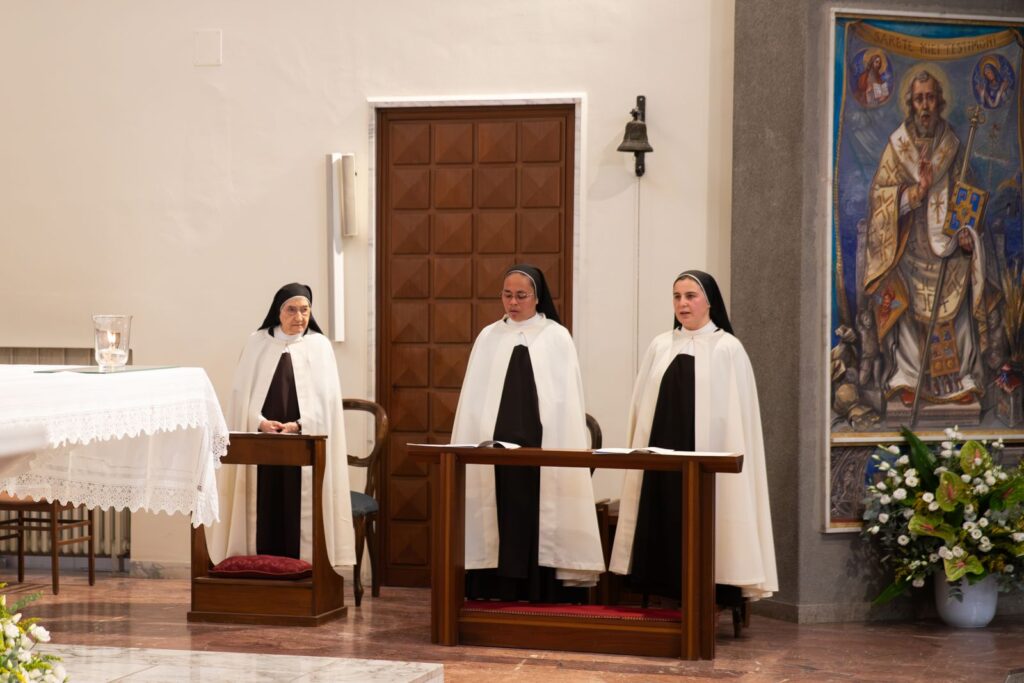 Le tre suore agli inginocchiatoi accanto al mosaico del Buon Pastore – Professione perpetua, Parrocchia Buon Pastore, Bari, 26 settembre 2026
