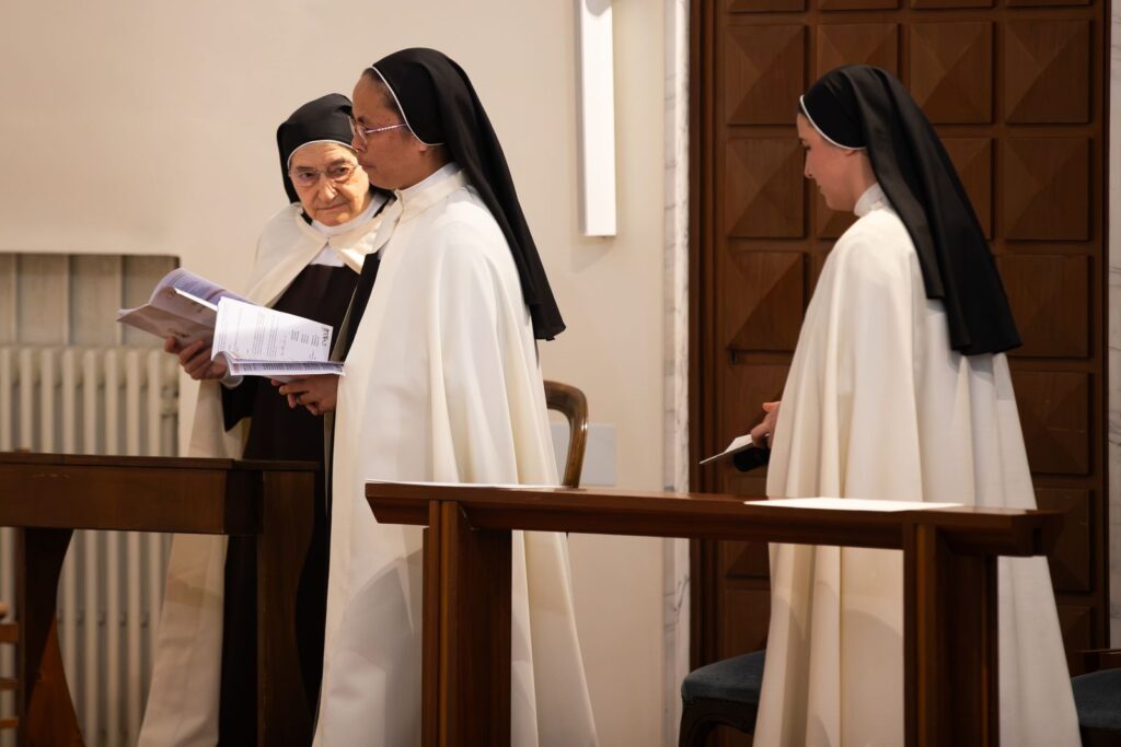 Le suore agli inginocchiatoi durante la liturgia – Professione perpetua, Parrocchia Buon Pastore, Bari, 26 settembre 2026
