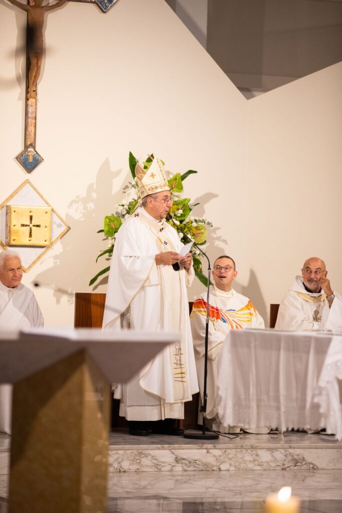 L’Arcivescovo all'altare con i concelebranti – Professione perpetua, Parrocchia Buon Pastore, Bari, 26 settembre 2026