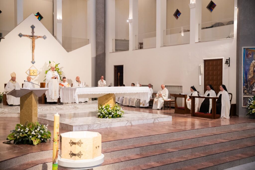 Veduta del presbiterio durante la Messa – Professione perpetua, Parrocchia Buon Pastore, Bari, 26 settembre 2026