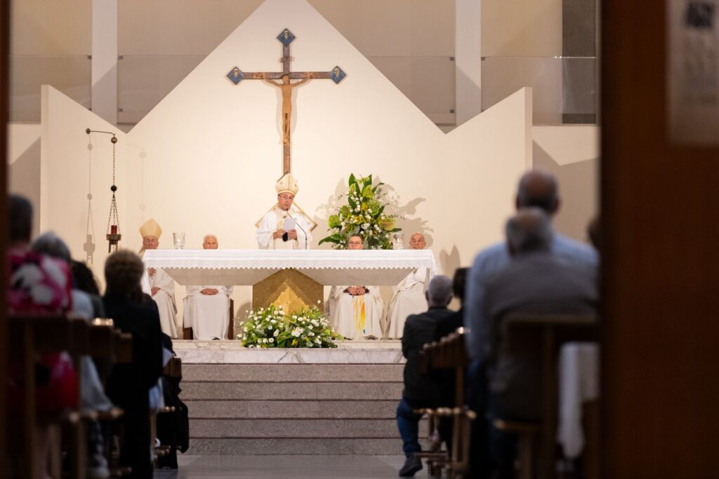 L'altare visto dal fondo della navata – Professione perpetua, Parrocchia Buon Pastore, Bari, 26 settembre 2026