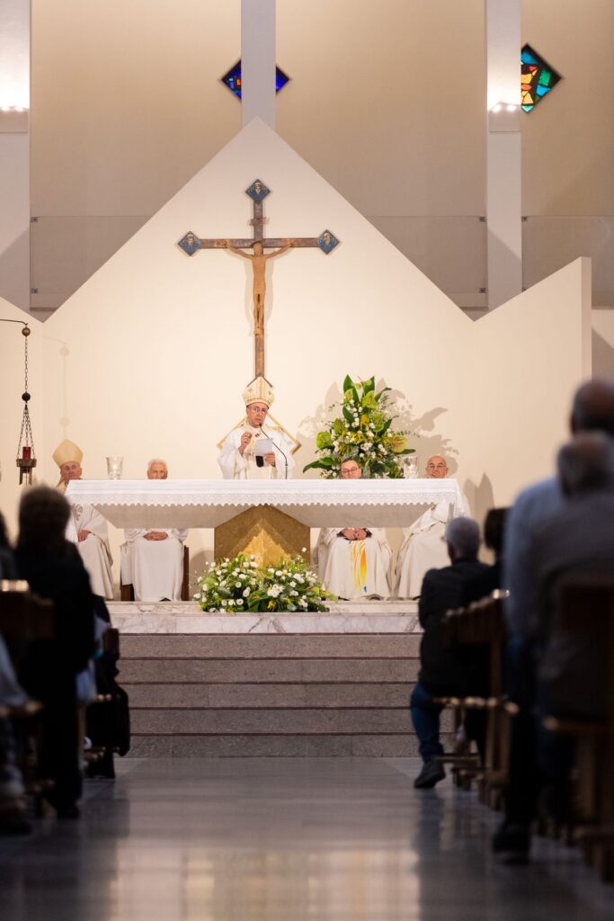 L'altare e i fedeli visti dalla navata – Professione perpetua, Parrocchia Buon Pastore, Bari, 26 settembre 2026