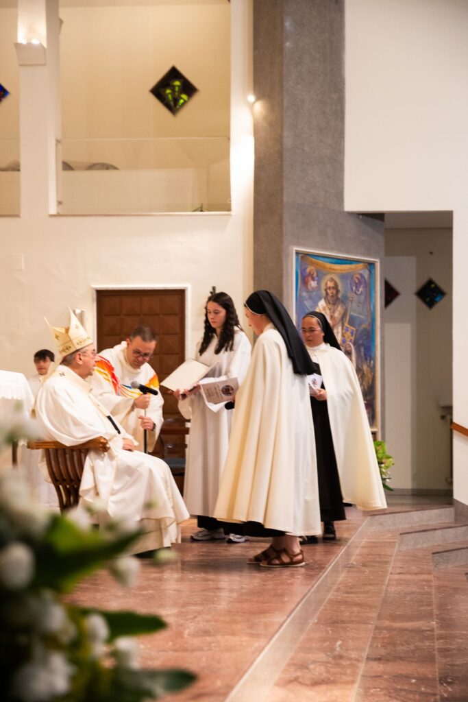 Le due suore davanti all’Arcivescovo – Professione perpetua, Parrocchia Buon Pastore, Bari, 26 settembre 2026