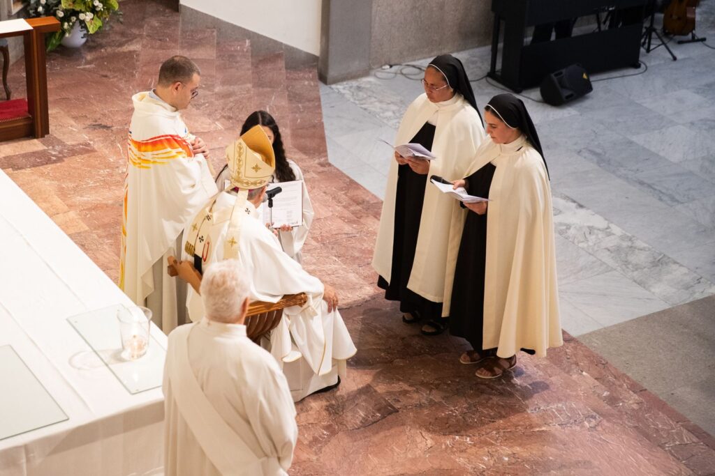 Le due suore davanti all’Arcivescovo, viste dall'alto – Professione perpetua, Parrocchia Buon Pastore, Bari, 26 settembre 2026