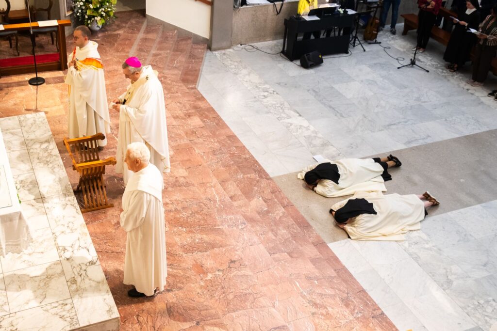 Le due suore prostrate durante le litanie dei santi – Professione perpetua, Parrocchia Buon Pastore, Bari, 26 settembre 2026