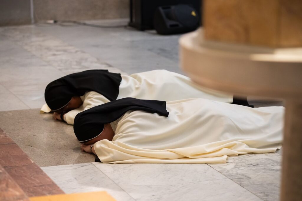 Le due suore prostrate sul pavimento del presbiterio – Professione perpetua, Parrocchia Buon Pastore, Bari, 26 settembre 2026