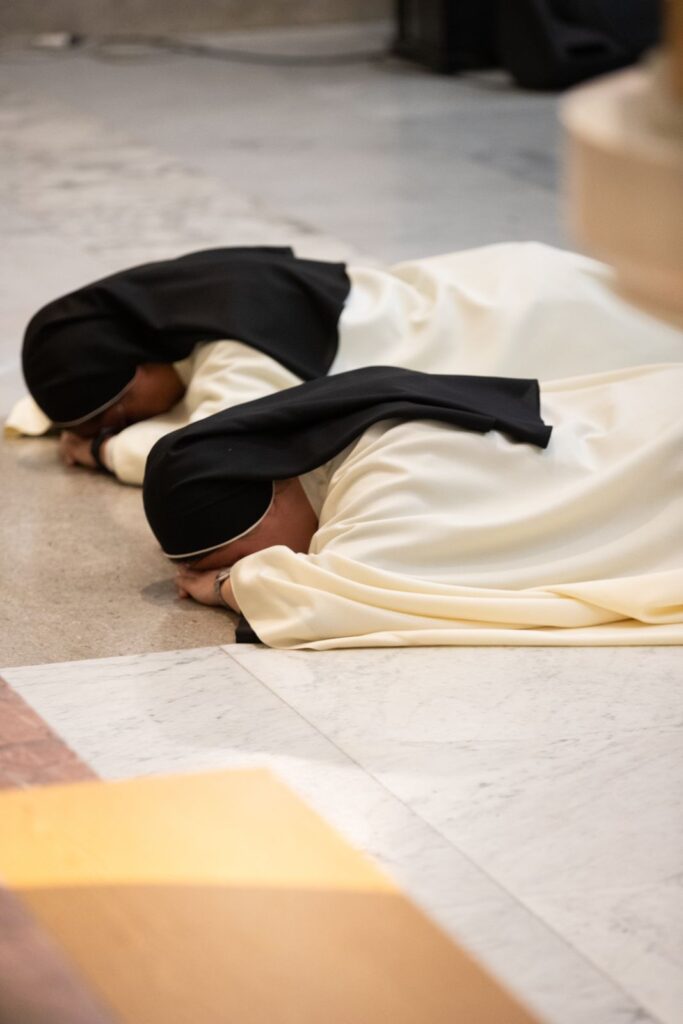 Le due suore prostrate durante le litanie, da vicino – Professione perpetua, Parrocchia Buon Pastore, Bari, 26 settembre 2026