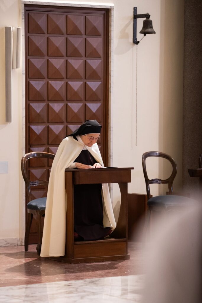 Una suora in ginocchio all'inginocchiatoio – Professione perpetua, Parrocchia Buon Pastore, Bari, 26 settembre 2026