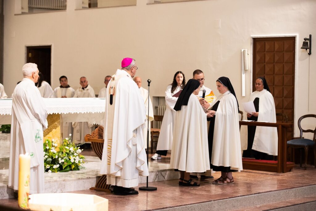 L’Arcivescovo e le suore nel presbiterio – Professione perpetua, Parrocchia Buon Pastore, Bari, 26 settembre 2026