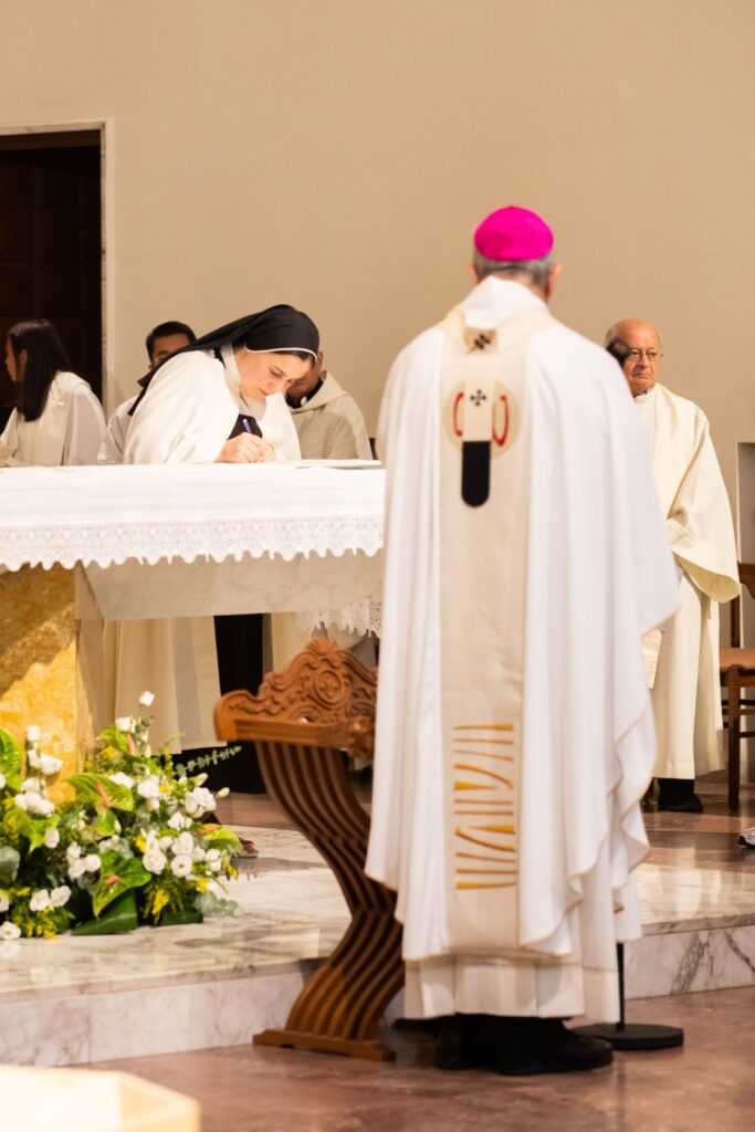 La firma della professione sull'altare – Professione perpetua, Parrocchia Buon Pastore, Bari, 26 settembre 2026