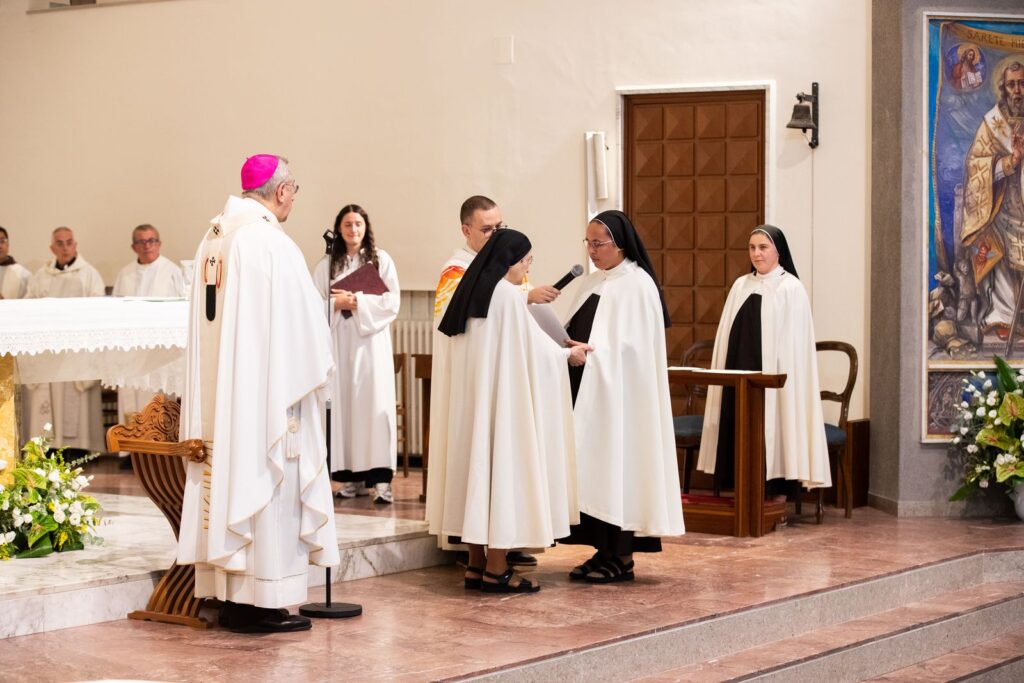 Le suore davanti all’Arcivescovo – Professione perpetua, Parrocchia Buon Pastore, Bari, 26 settembre 2026
