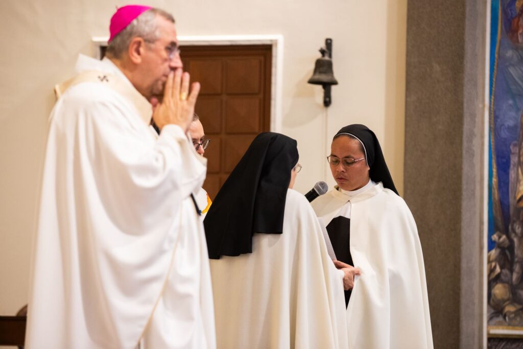 L’Arcivescovo in preghiera accanto alle suore – Professione perpetua, Parrocchia Buon Pastore, Bari, 26 settembre 2026
