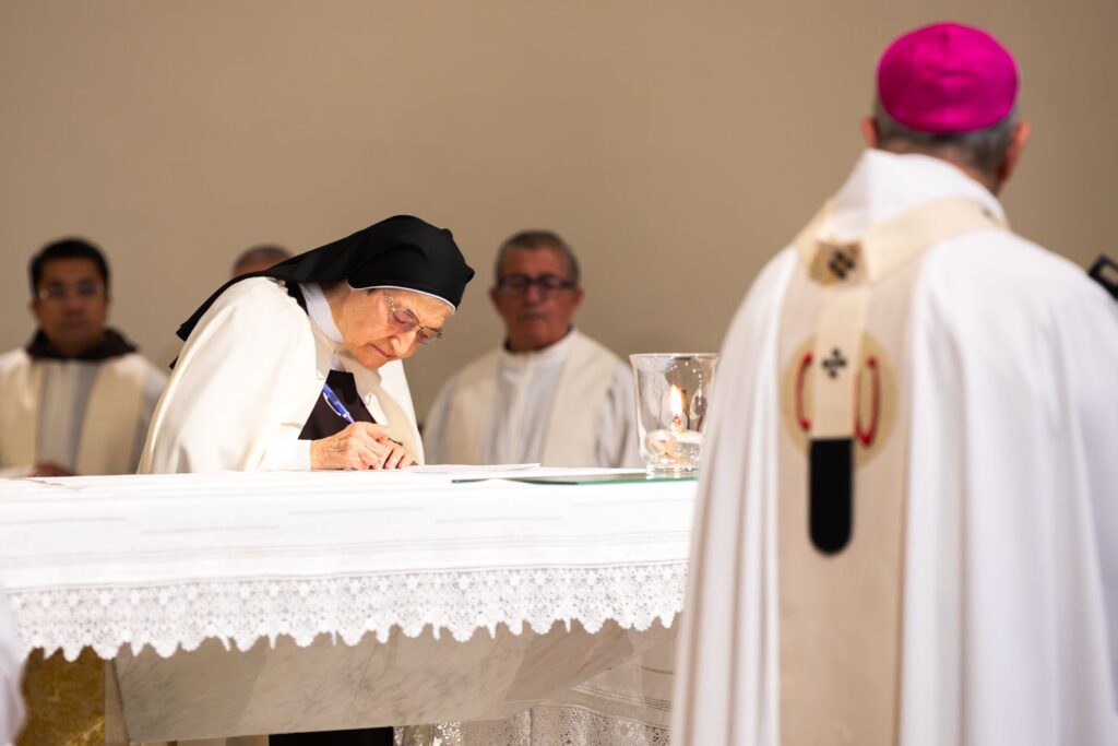 La firma sull'altare davanti ai concelebranti – Professione perpetua, Parrocchia Buon Pastore, Bari, 26 settembre 2026