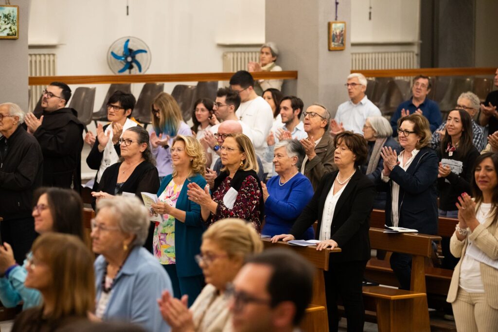 L'assemblea applaude le suore dopo la professione – Professione perpetua, Parrocchia Buon Pastore, Bari, 26 settembre 2026