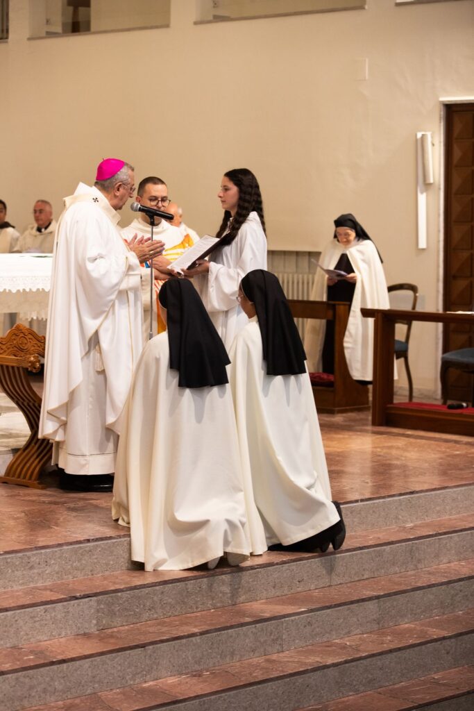 Le due suore davanti all’Arcivescovo – Professione perpetua, Parrocchia Buon Pastore, Bari, 26 settembre 2026
