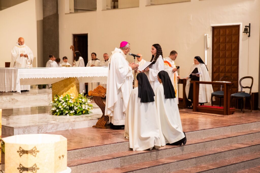 Le suore davanti all’Arcivescovo all'altare – Professione perpetua, Parrocchia Buon Pastore, Bari, 26 settembre 2026