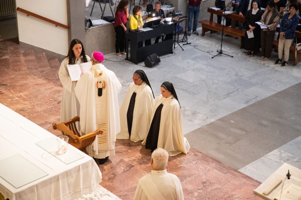 Il rito della professione visto dall'alto – Professione perpetua, Parrocchia Buon Pastore, Bari, 26 settembre 2026