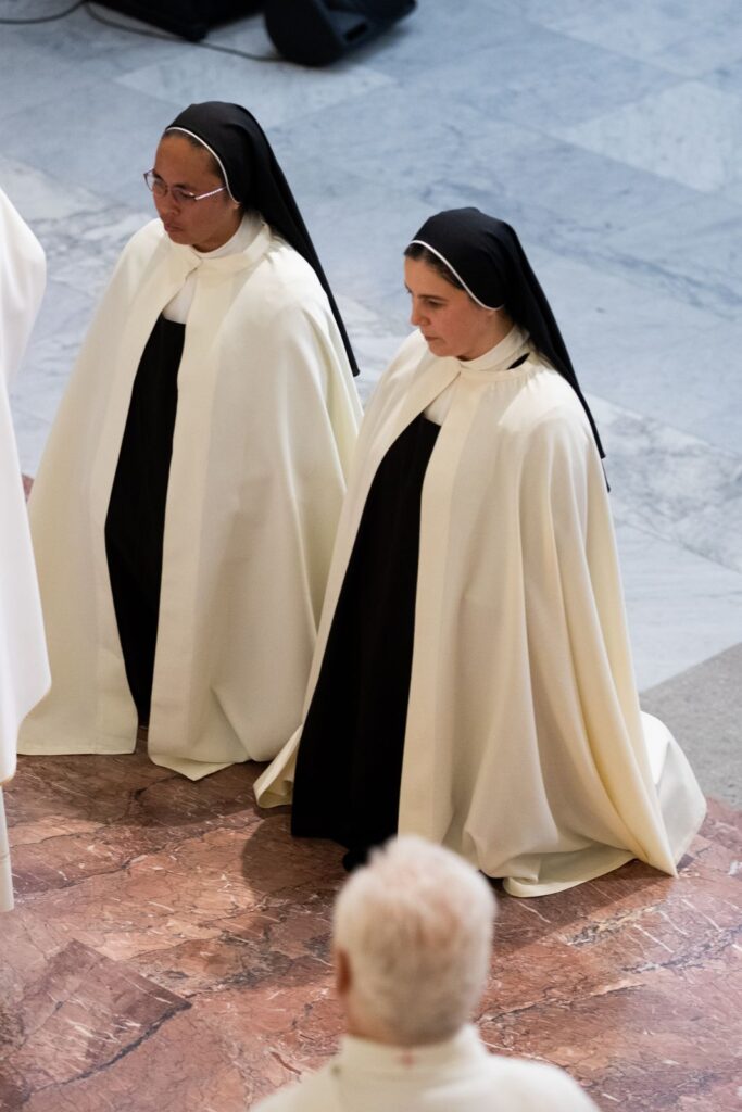 Le due suore con il mantello bianco, viste dall'alto – Professione perpetua, Parrocchia Buon Pastore, Bari, 26 settembre 2026