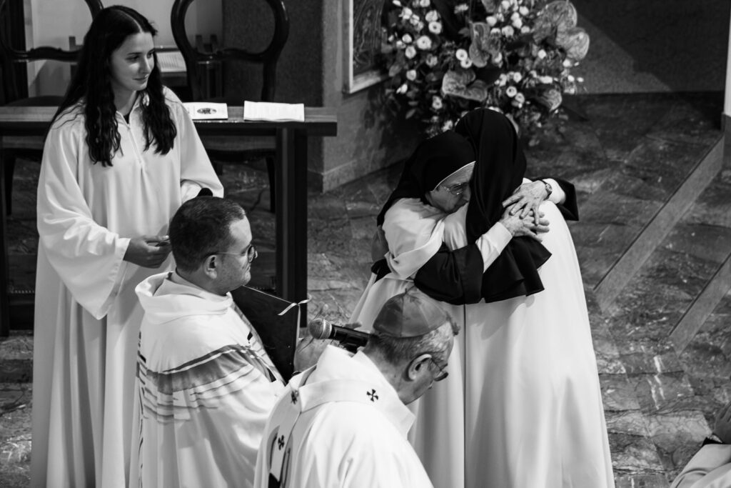 Il rito della consegna, in bianco e nero – Professione perpetua, Parrocchia Buon Pastore, Bari, 26 settembre 2026