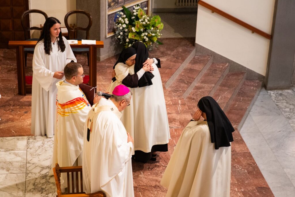 Le suore con l’Arcivescovo e i concelebranti – Professione perpetua, Parrocchia Buon Pastore, Bari, 26 settembre 2026