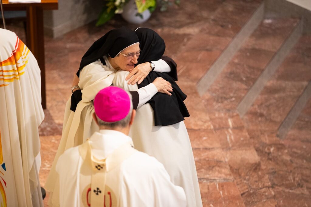 L'abbraccio tra le suore davanti all’Arcivescovo – Professione perpetua, Parrocchia Buon Pastore, Bari, 26 settembre 2026