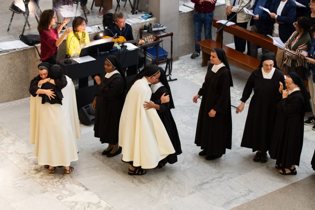 Le consorelle salutano le due suore – Professione perpetua, Parrocchia Buon Pastore, Bari, 26 settembre 2026