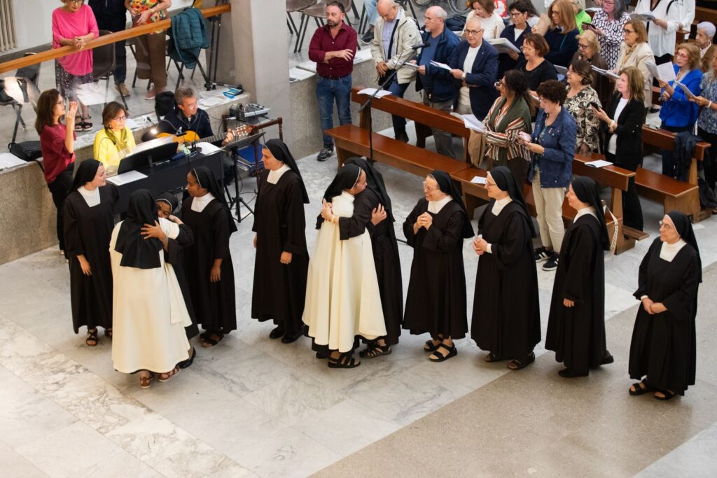 Le consorelle in fila per l'abbraccio di pace – Professione perpetua, Parrocchia Buon Pastore, Bari, 26 settembre 2026